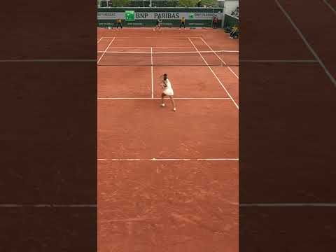 Outrageous touch from Emma Raducanu 😮‍💨