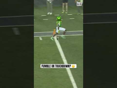 This was ruled an Oregon touchdown after review 🧐