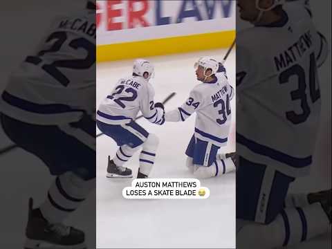 Auston Matthews Gets Some Help After Losing A Skate Blade 🤝